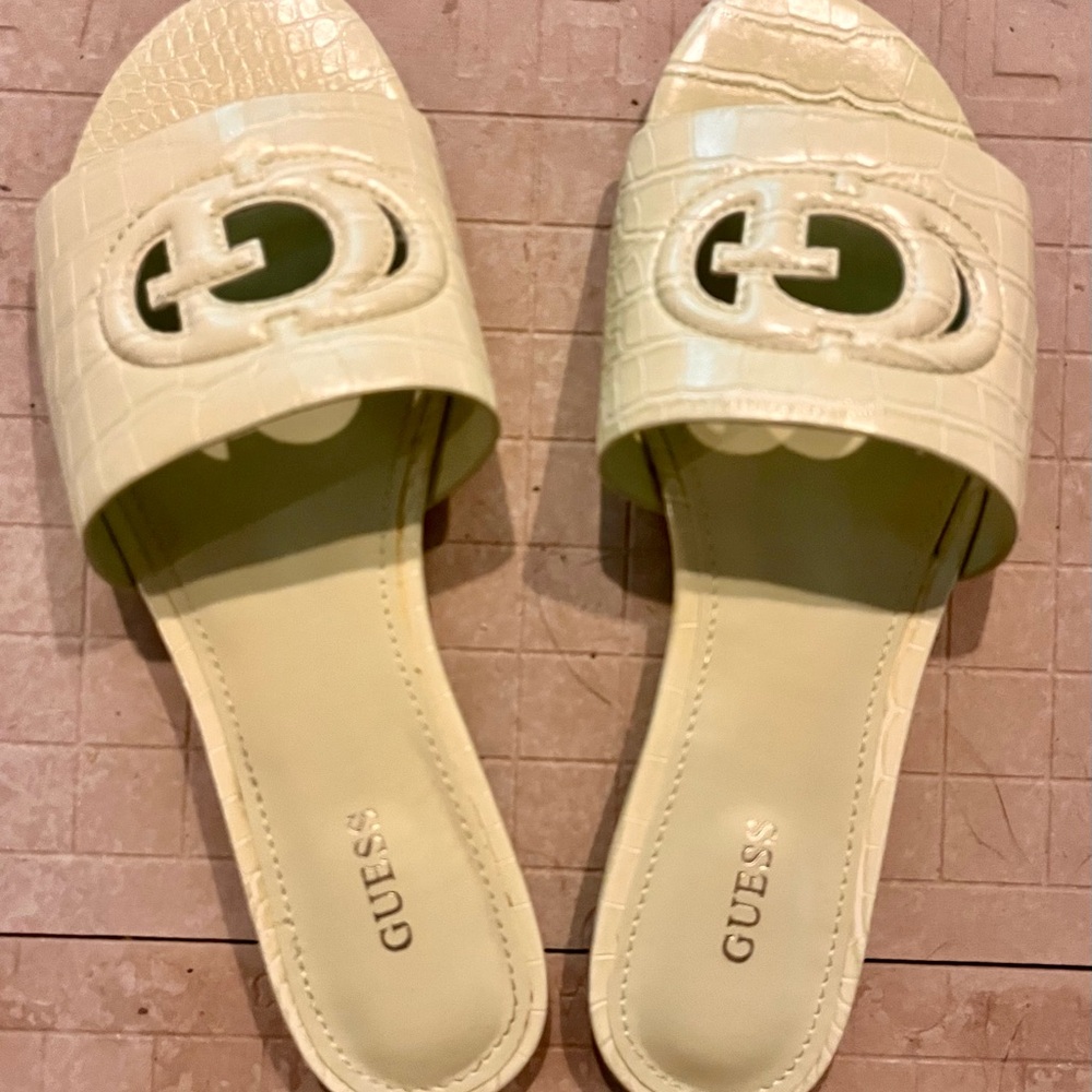 Guess Women’s Tashia Flat Sandal in Light Green. 8.5. New